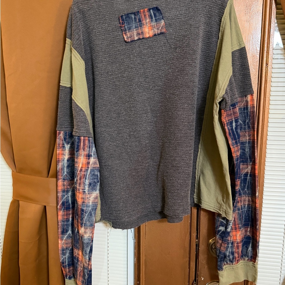 Long sleeve top size medium, but loose fit - Picture 5 of 6